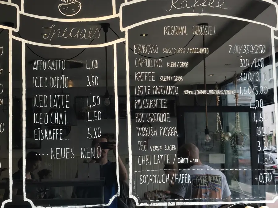 Kaffeetafel mit Specials und Kaffeesorten in Kreideschrift