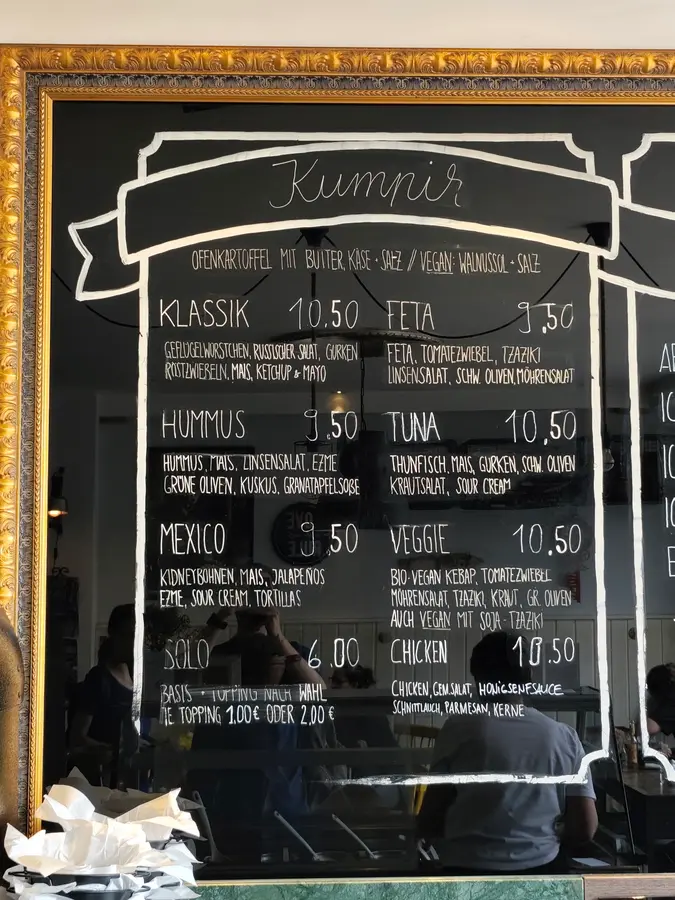 Kumpir-Tafel im goldenen Rahmen mit allen Sorten