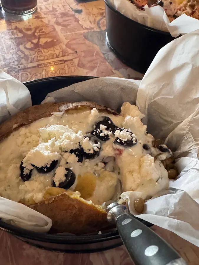 Ofenkartoffel mit Feta und Oliven in Nahaufnahme